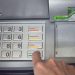 Stracił pieniądze podczas wypłaty z bankomatu