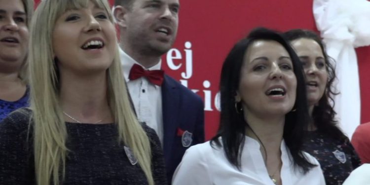 Absolwenci zaśpiewali dla szkoły FILM