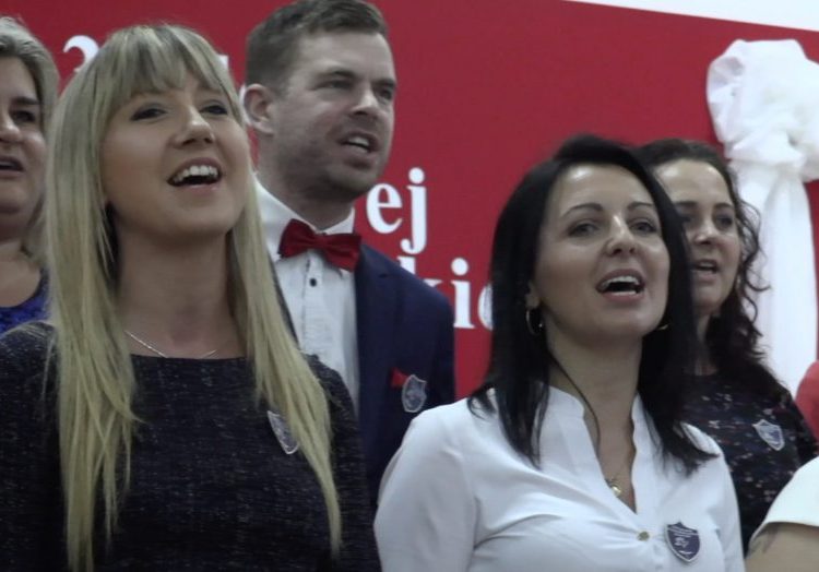 Absolwenci zaśpiewali dla szkoły FILM