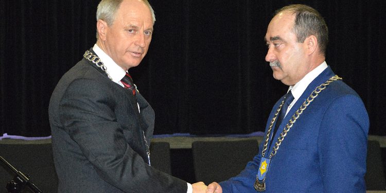 O krok od sensacji. Kto szefem?