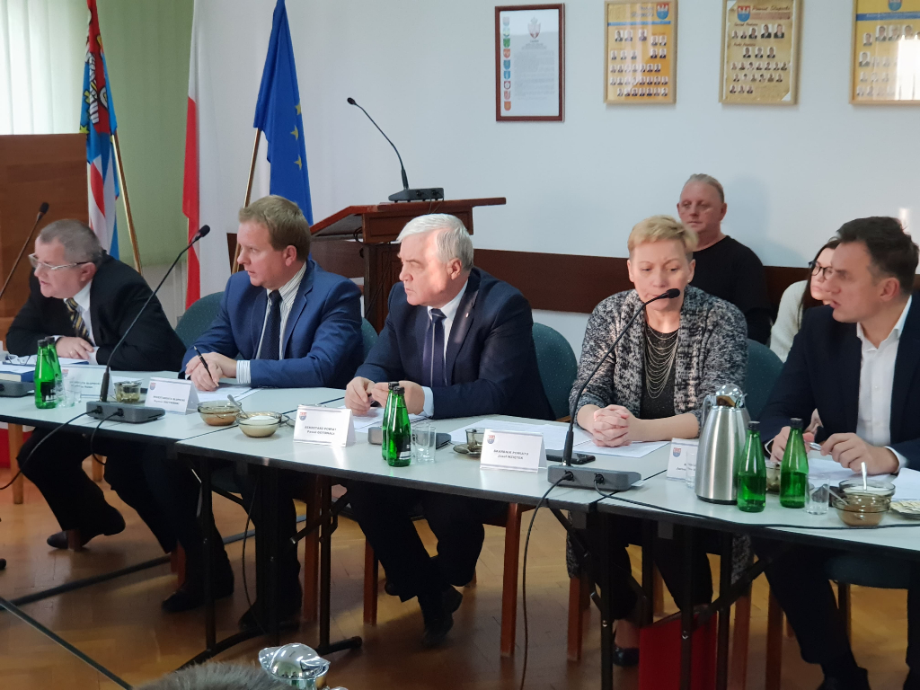 Trwa kluczowa dla przyszłości powiatu sesja ZDJĘCIA