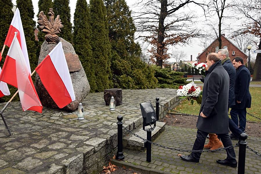 Złożyli kwiaty pod pomnikiem powstańców
