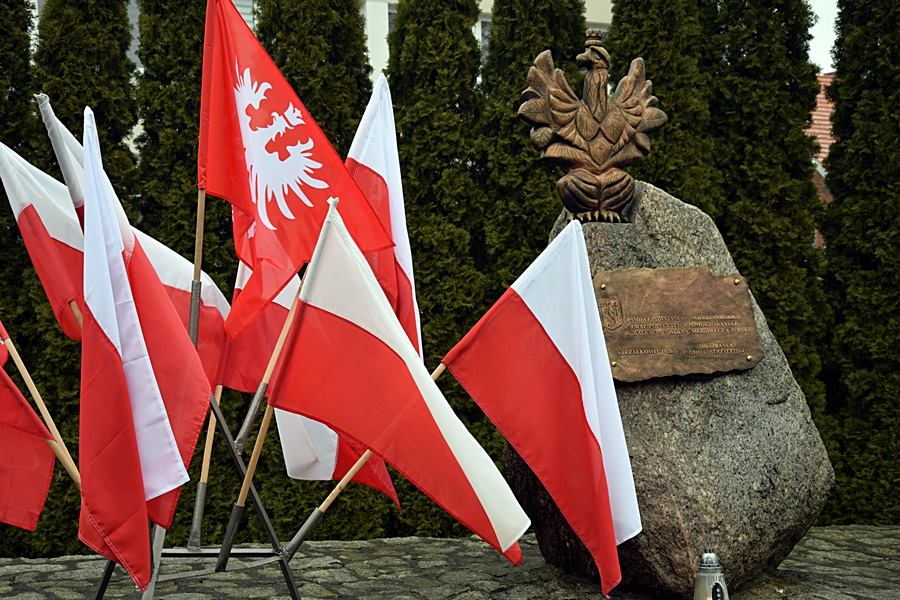 Złożyli kwiaty pod pomnikiem powstańców