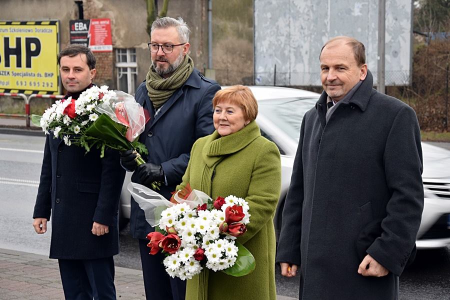 Złożyli kwiaty pod pomnikiem powstańców