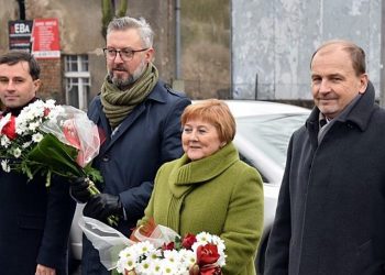 Złożyli kwiaty pod pomnikiem powstańców