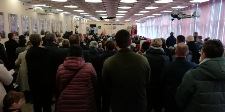 Tłumy na historycznej mszy świętej w Klubie