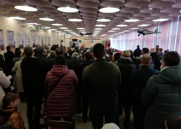 Tłumy na historycznej mszy świętej w Klubie