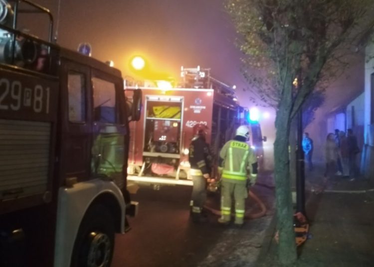 Pożar w budynku. Uratowali kobietę
