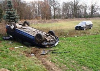 Samochód dachował w Ratyniu