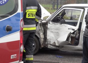 Małżeństwo ucierpiało w wypadku. Mężczyzna był uwięziony FILM