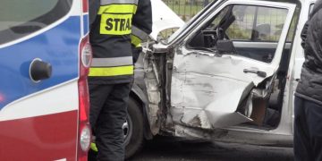 Małżeństwo ucierpiało w wypadku. Mężczyzna był uwięziony FILM