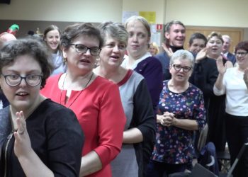 Niepełnosprawni i przyjaciele przełamali się opłatkiem FILM