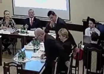 Wójt wywołany do odpowiedzi. Wstało dwóch