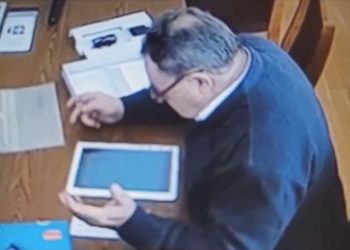 Sesja na wesoło: Radny walczy z tabletem