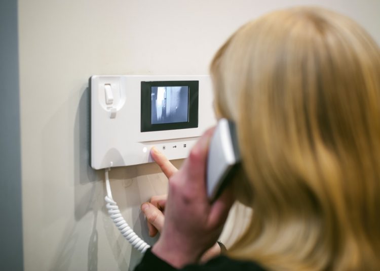 Nowoczesne „oko” na Twój dom – poznaj wideodomofon Zamel