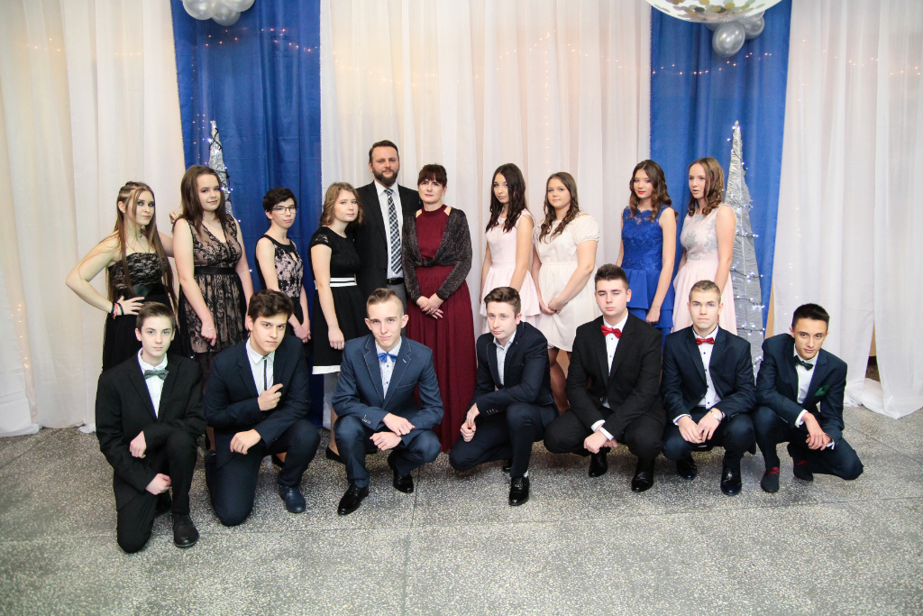 Bal Gimnazjalny. Zobacz ZDJĘCIA GRUPOWE