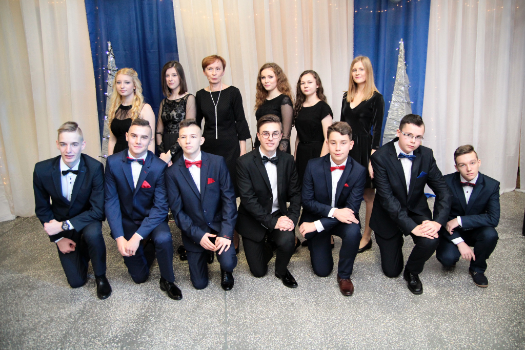 Bal Gimnazjalny. Zobacz ZDJĘCIA GRUPOWE