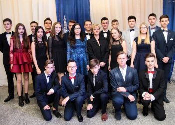 Bal Gimnazjalny. Zobacz ZDJĘCIA GRUPOWE