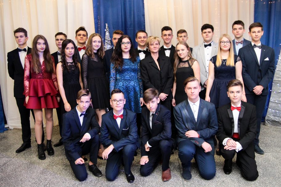 Bal Gimnazjalny. Zobacz ZDJĘCIA GRUPOWE