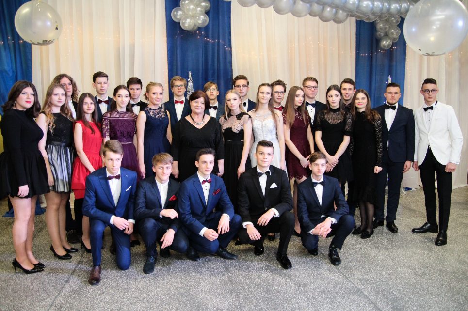 Bal Gimnazjalny. Zobacz ZDJĘCIA GRUPOWE