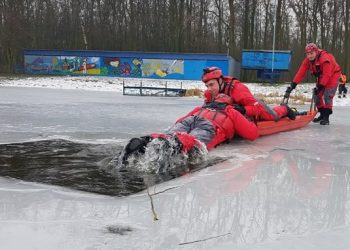 Strażacy ćwiczyli na zamarzniętym jeziorze