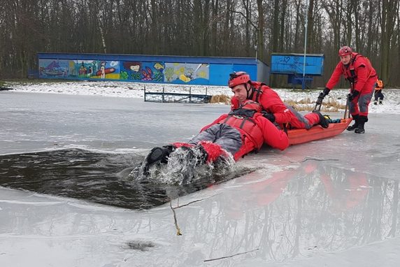 Strażacy ćwiczyli na zamarzniętym jeziorze