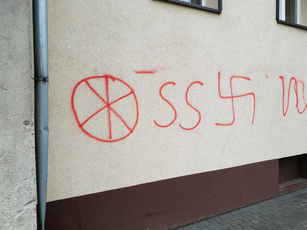 Faszystowskie graffiti w Słupcy