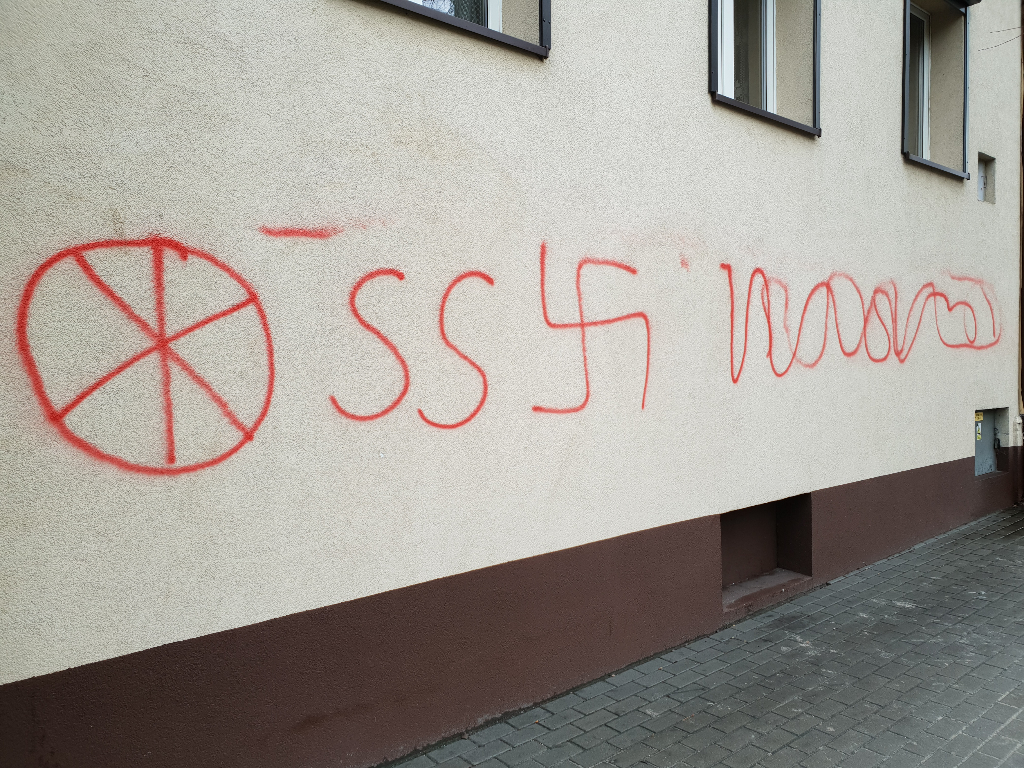 Faszystowskie graffiti w Słupcy
