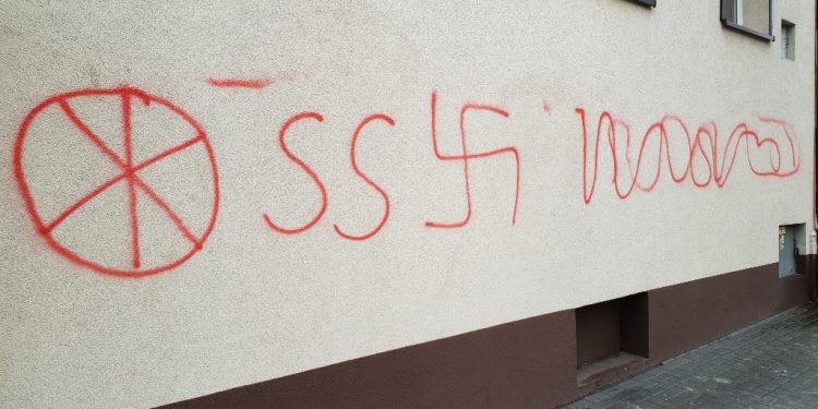 Faszystowskie graffiti w Słupcy