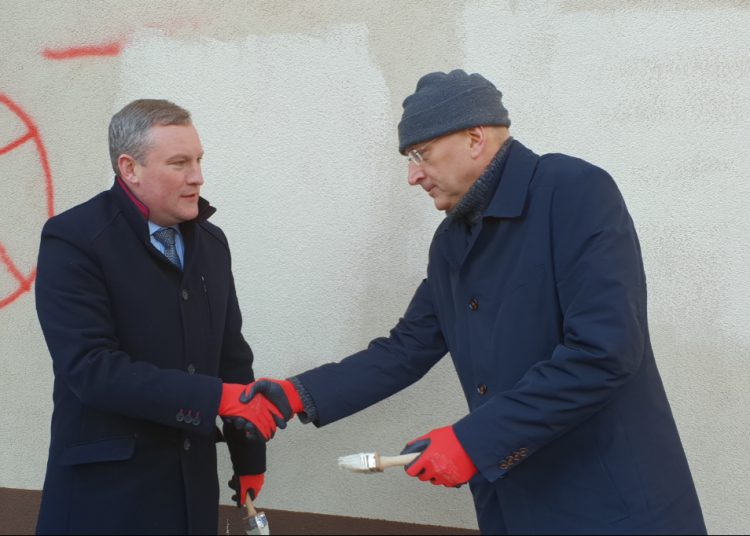 Burmistrz i starosta zamalowali swastykę