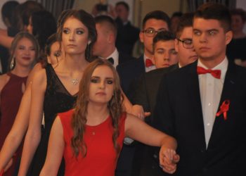 Studniówka Ekonomika – zatańczyli Poloneza – FILM