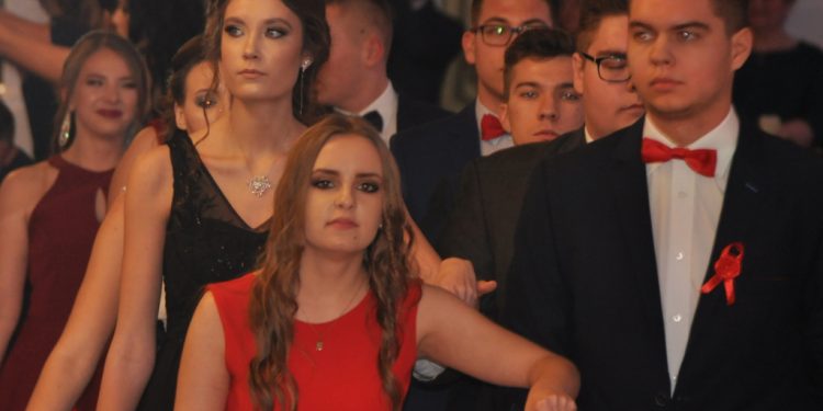 Studniówka Ekonomika – zatańczyli Poloneza – FILM