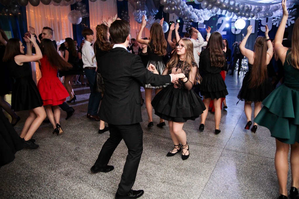 Bal Gimnazjalny. Zobacz ZDJĘCIA GRUPOWE