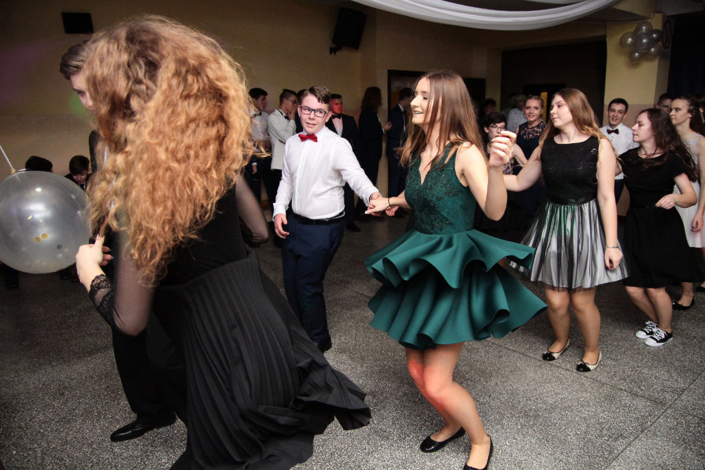 Bal Gimnazjalny. Zobacz ZDJĘCIA GRUPOWE