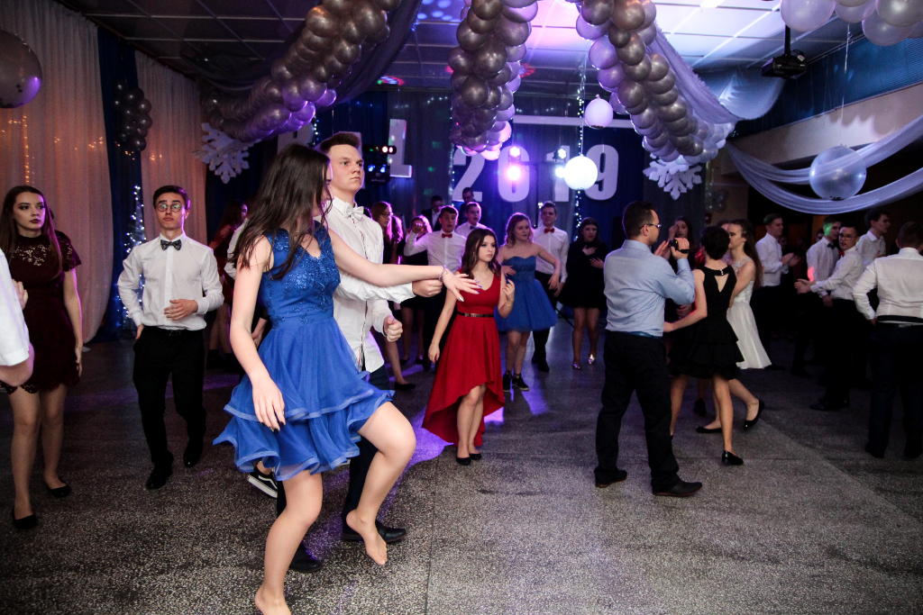 Bal Gimnazjalny. Zobacz ZDJĘCIA GRUPOWE