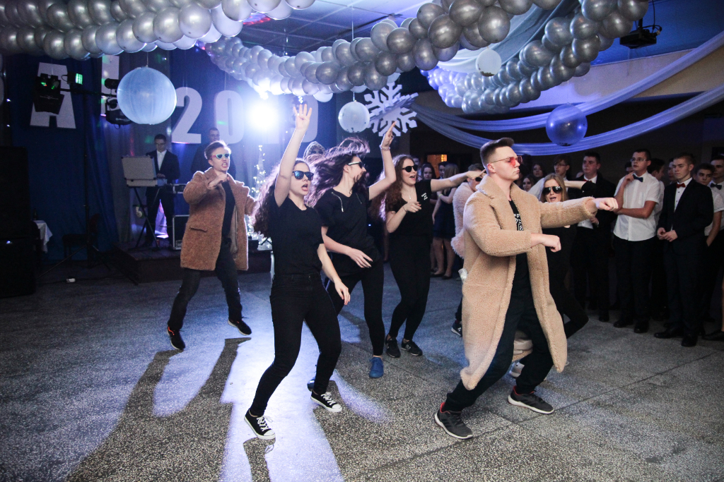 Bal Gimnazjalny. Zobacz ZDJĘCIA GRUPOWE