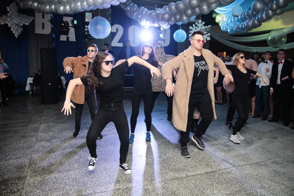 Bal Gimnazjalny. Zobacz ZDJĘCIA GRUPOWE