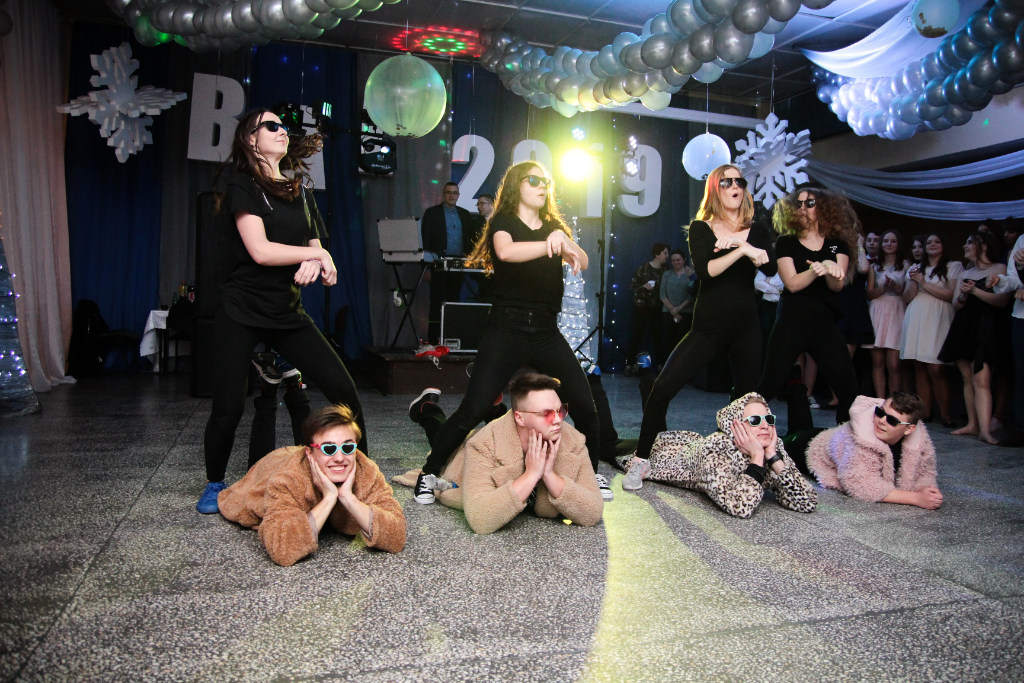 Bal Gimnazjalny. Zobacz ZDJĘCIA GRUPOWE