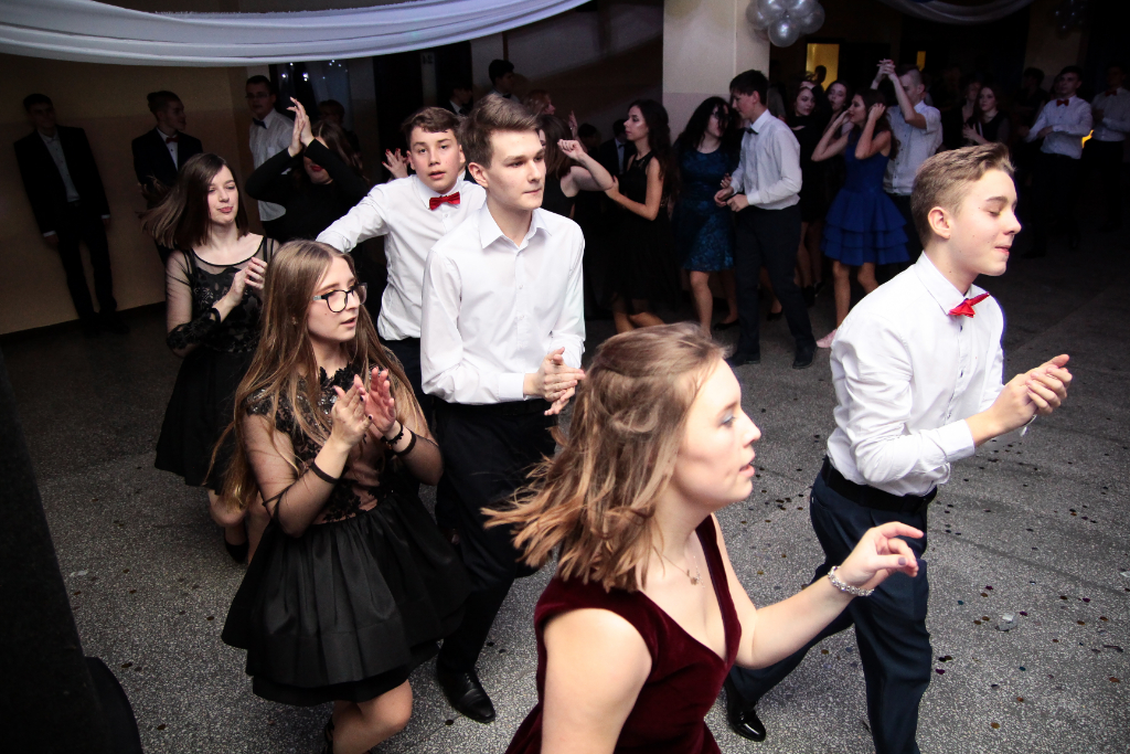 Bal Gimnazjalny. Zobacz ZDJĘCIA GRUPOWE