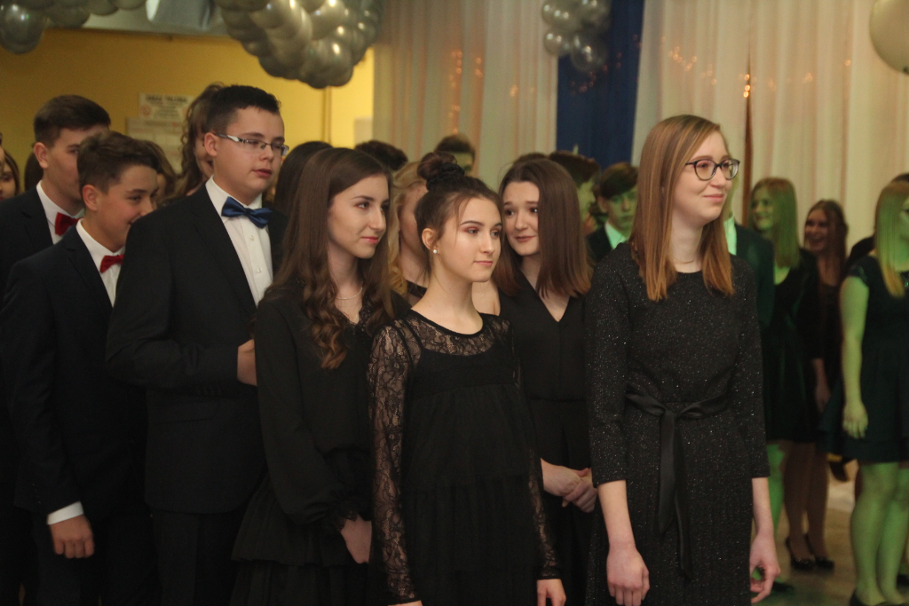 Gimnazjaliści bawią na studniówce ZDJĘCIA