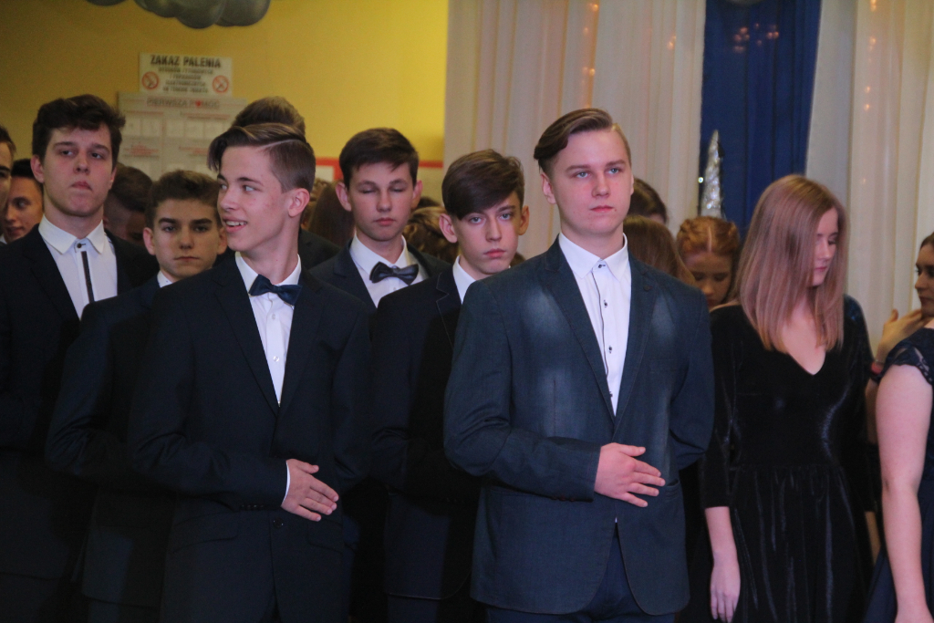 Gimnazjaliści bawią na studniówce ZDJĘCIA