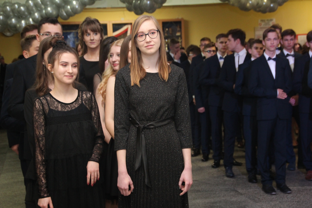 Gimnazjaliści bawią na studniówce ZDJĘCIA