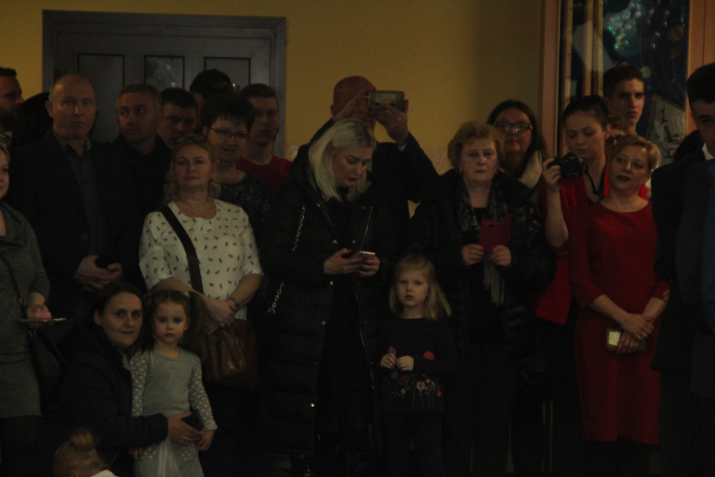 Gimnazjaliści bawią na studniówce ZDJĘCIA