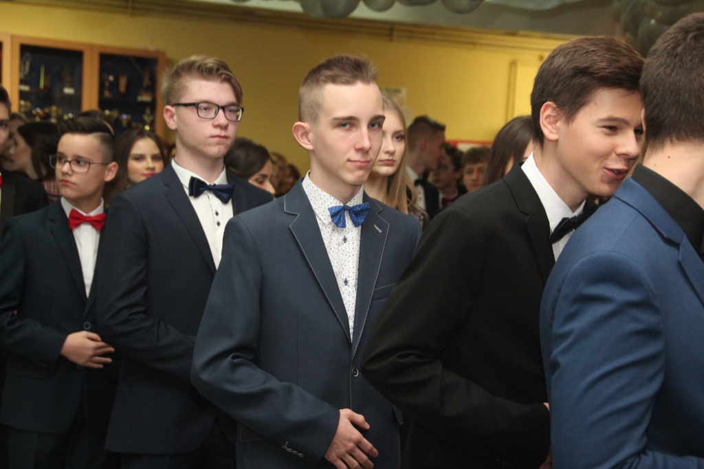 Gimnazjaliści bawią na studniówce ZDJĘCIA