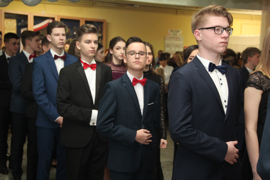 Gimnazjaliści bawią na studniówce ZDJĘCIA