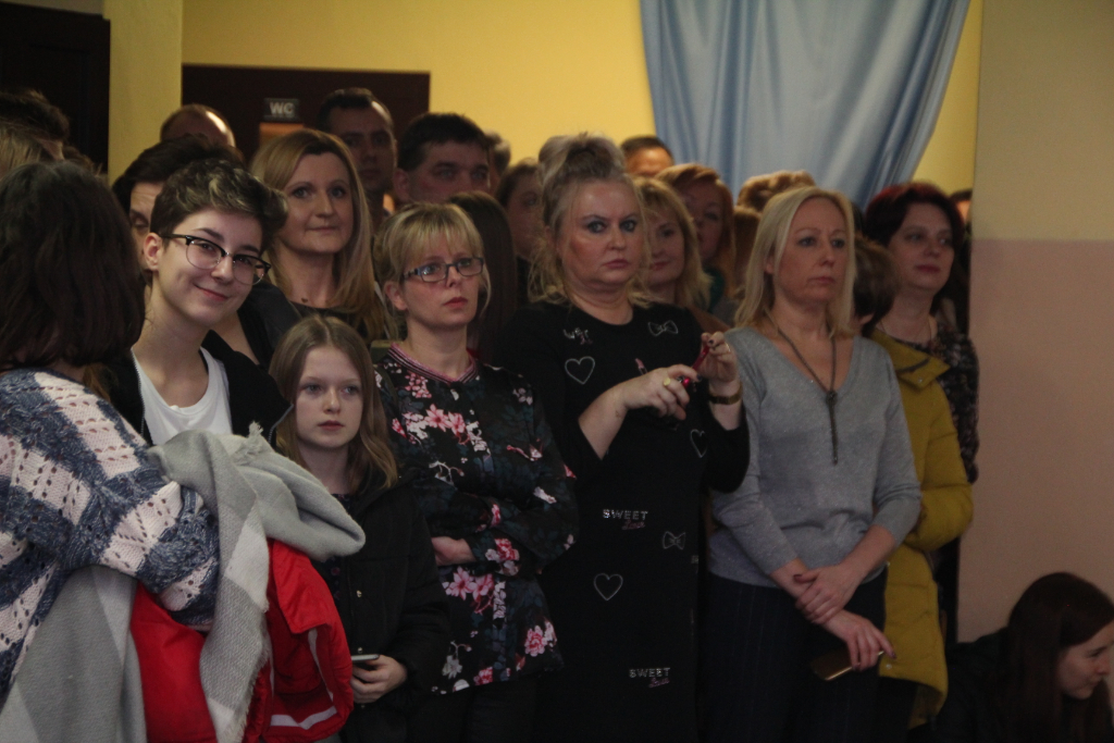 Gimnazjaliści bawią na studniówce ZDJĘCIA