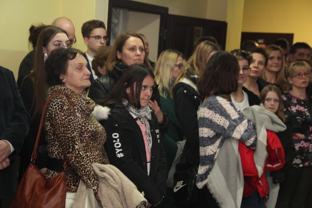 Gimnazjaliści bawią na studniówce ZDJĘCIA