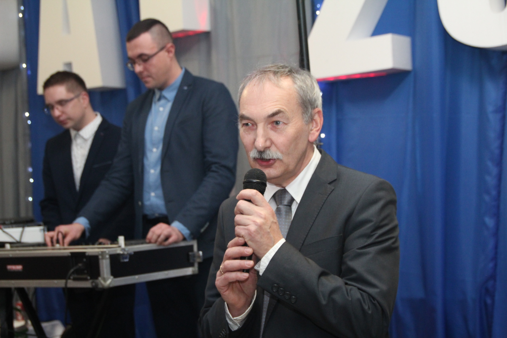 Gimnazjaliści bawią na studniówce ZDJĘCIA