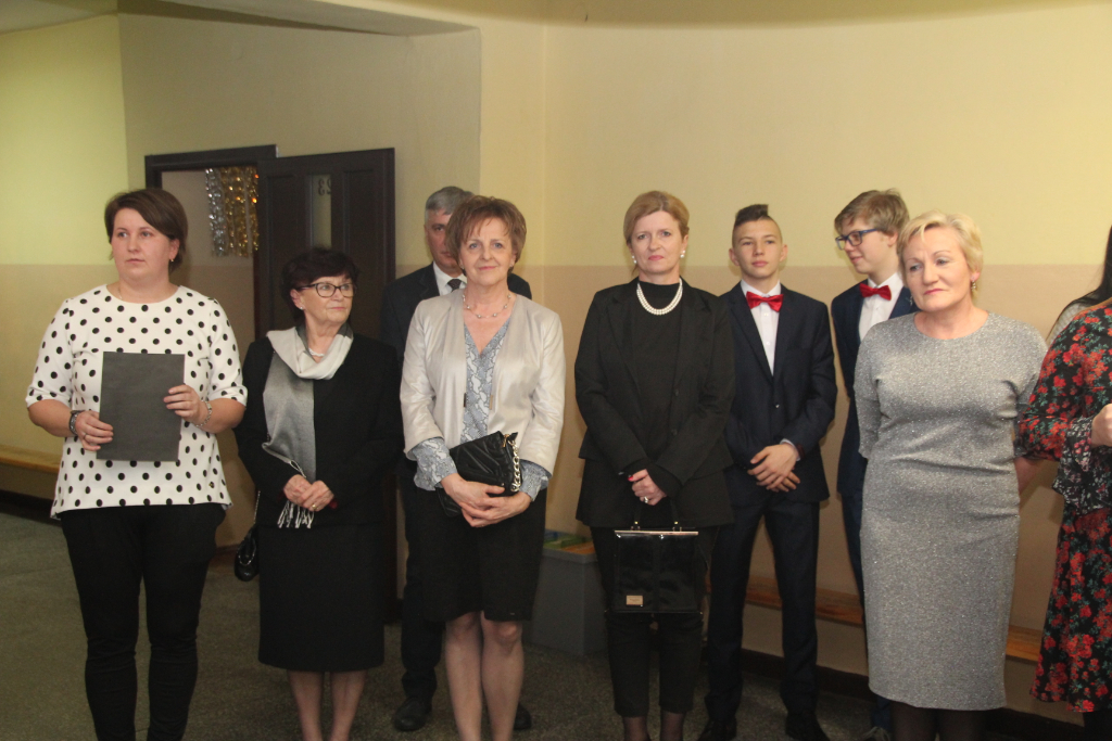 Gimnazjaliści bawią na studniówce ZDJĘCIA