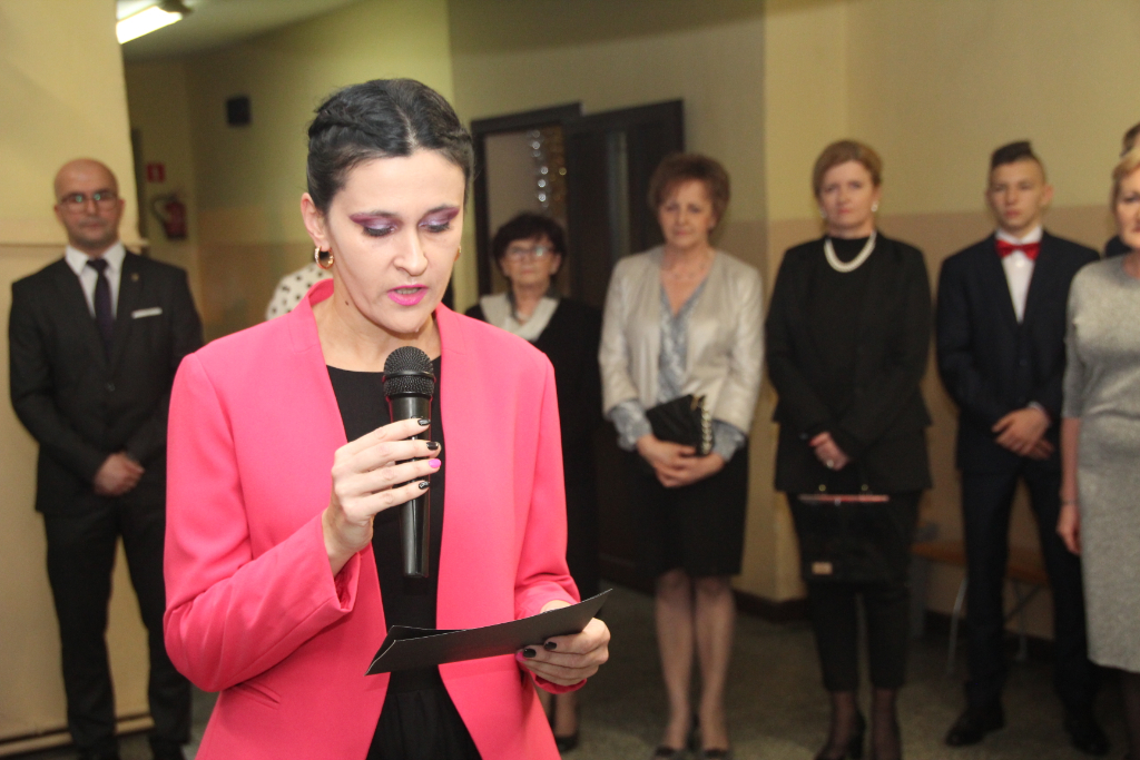 Gimnazjaliści bawią na studniówce ZDJĘCIA